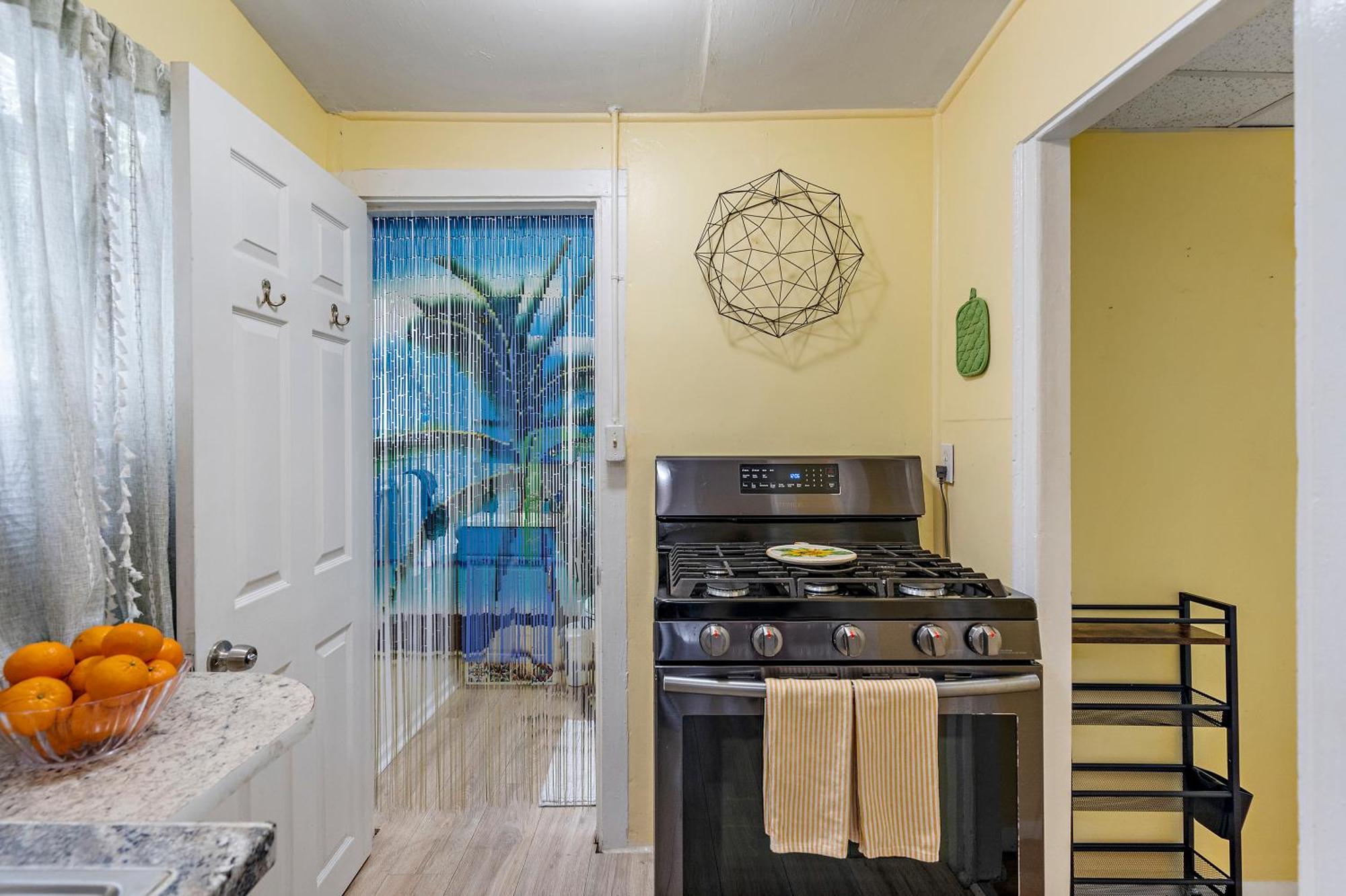 Little Pineapple Cottage Сент-Питерсберг Экстерьер фото