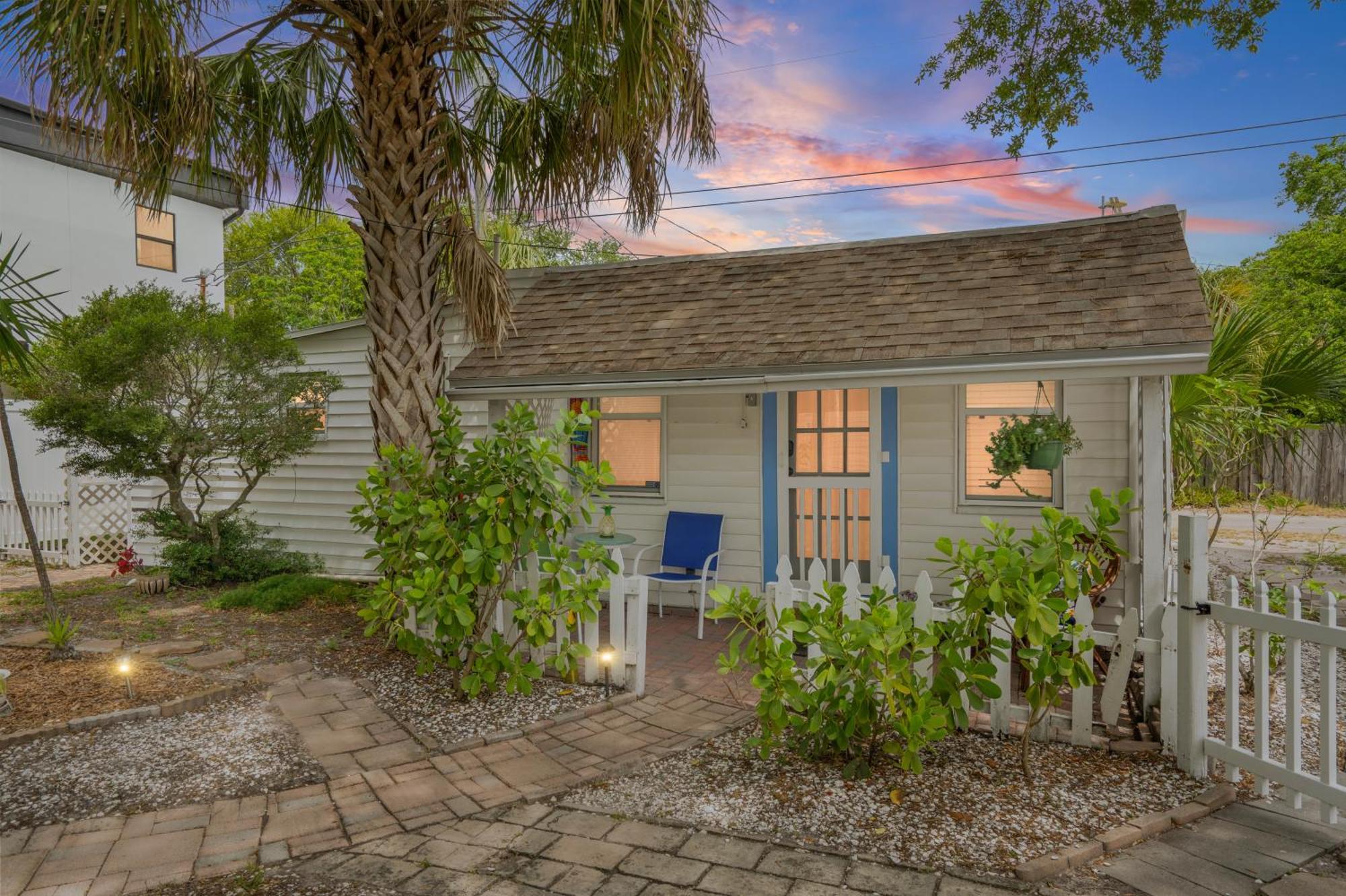 Little Pineapple Cottage Сент-Питерсберг Экстерьер фото