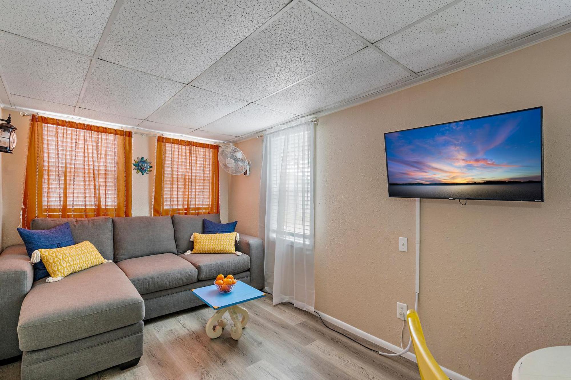 Little Pineapple Cottage Сент-Питерсберг Экстерьер фото