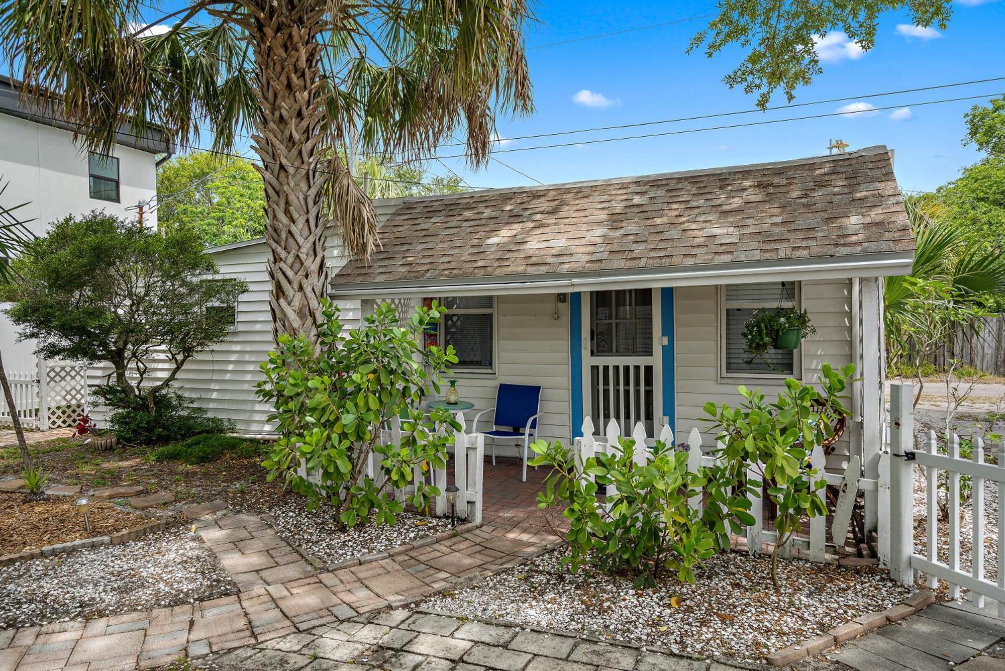 Little Pineapple Cottage Сент-Питерсберг Экстерьер фото